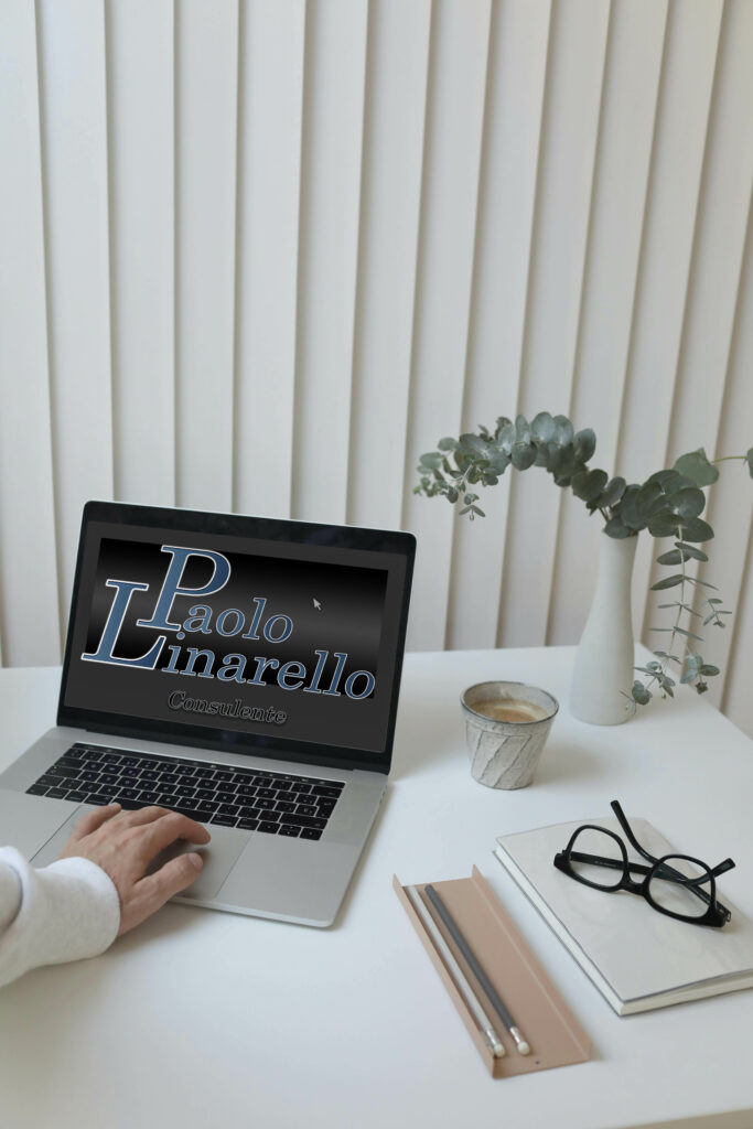 un ufficio con un pc portatile il quale è aperto sulla pagina web di consulenza di Paolo Linarello